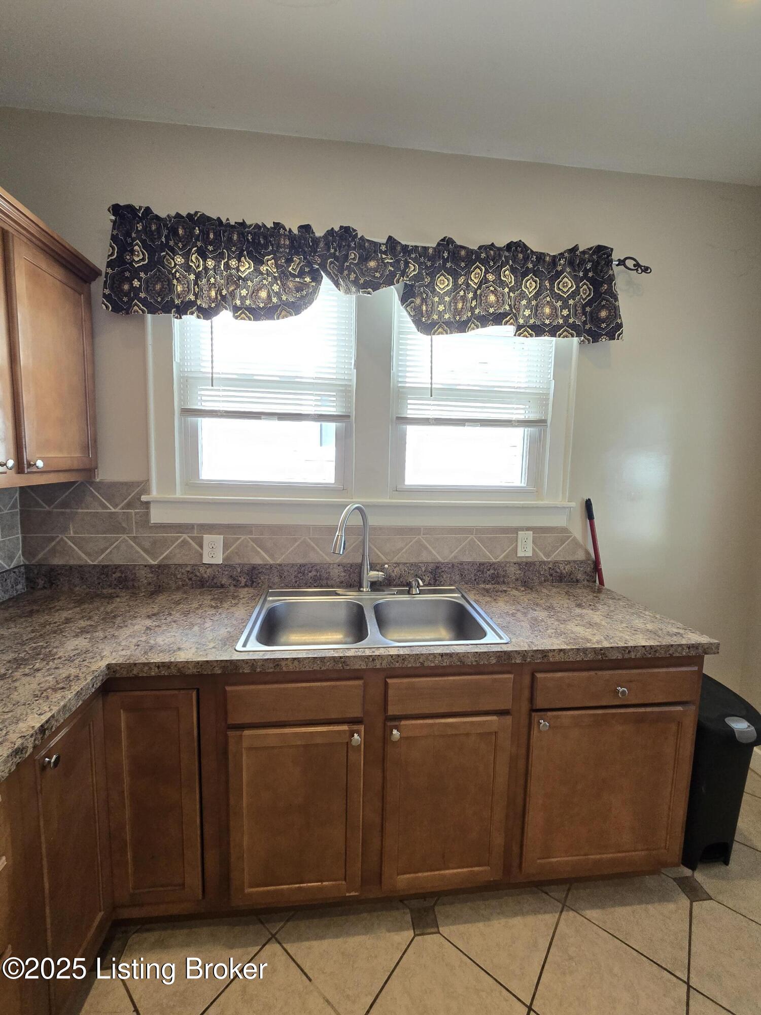 513 E Barbee Ave, Louisville, Kentucky image 27