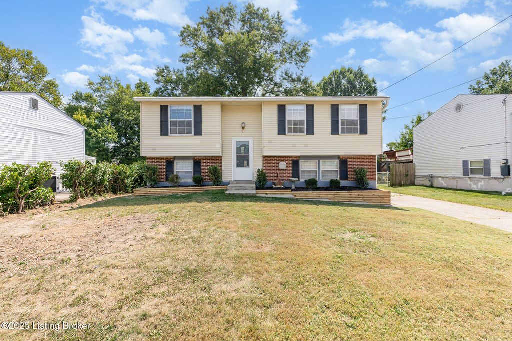 Photo of 417 Saguaro Dr, Louisville, KY 40229 (MLS # 1707718)
