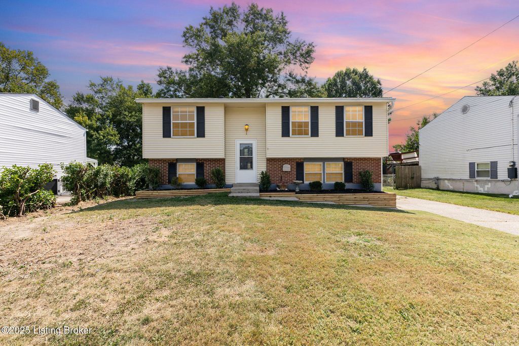 Photo of 417 Saguaro Dr, Louisville, KY 40229 (MLS # 1707718)