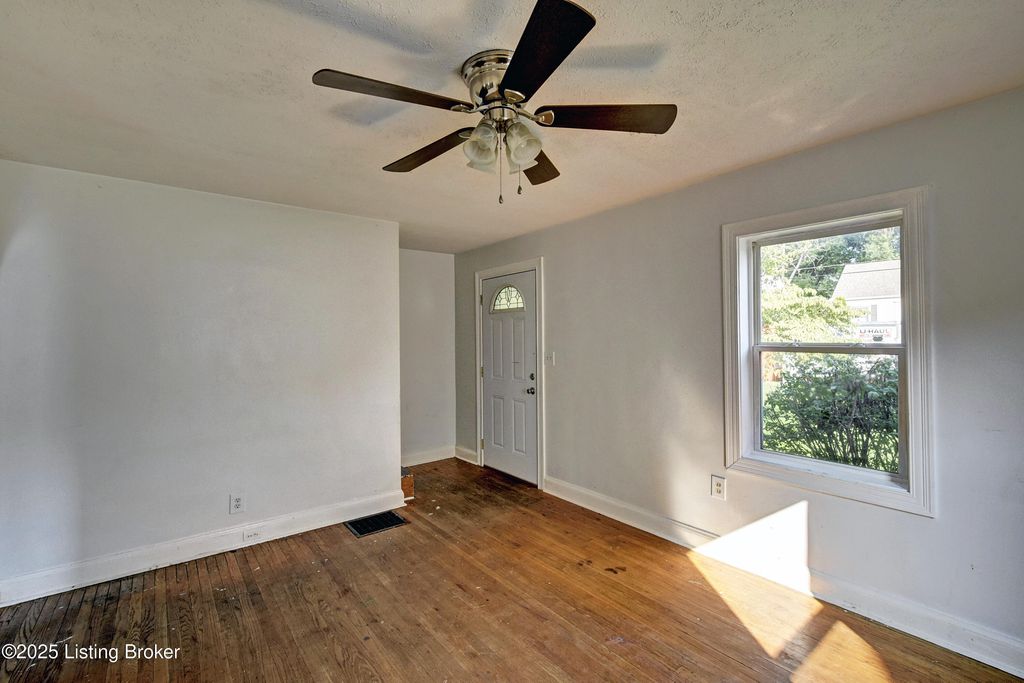 Photo of 1540 McKay Ave, Louisville, KY 40213 (MLS # 1704629)