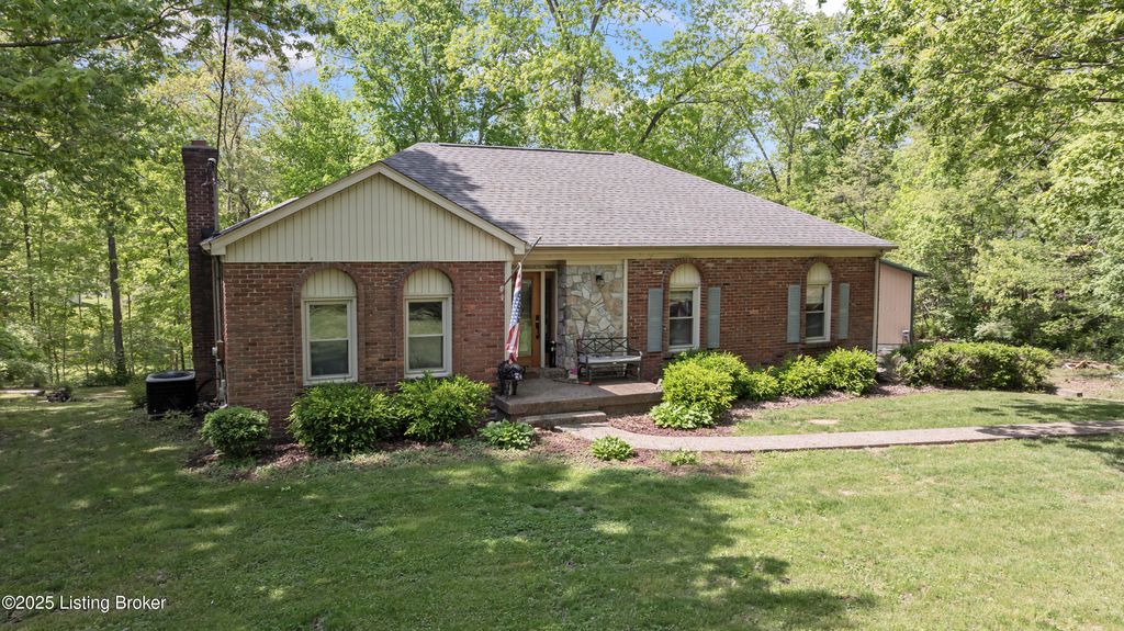 Photo of 2007 Wingfield Cir, La Grange, KY 40031 (MLS # 1684760)
