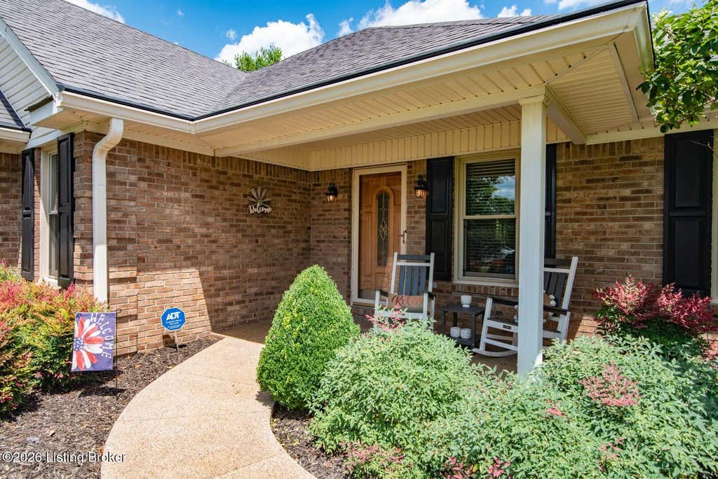 Photo of 103 Coventry Ln, Bardstown, KY 40004 (MLS # 1721417)