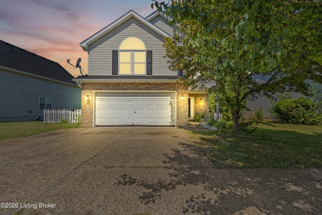 Photo of 7906 Bridlewood Pl, Louisville, KY 40228 (MLS # 1728084)