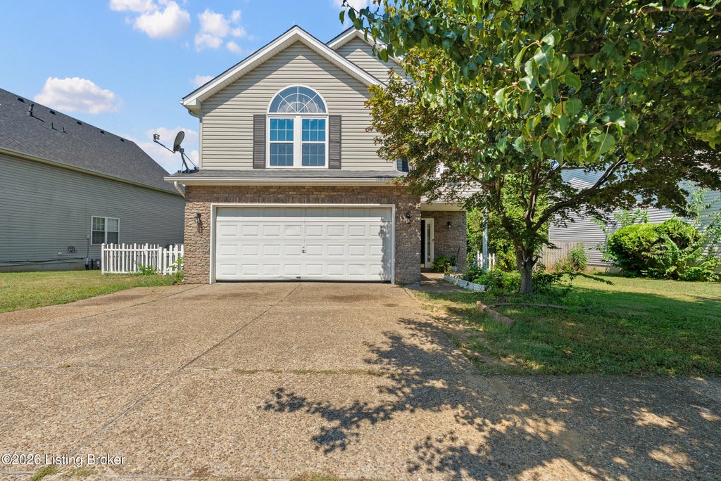 Photo of 7906 Bridlewood Pl, Louisville, KY 40228 (MLS # 1728084)