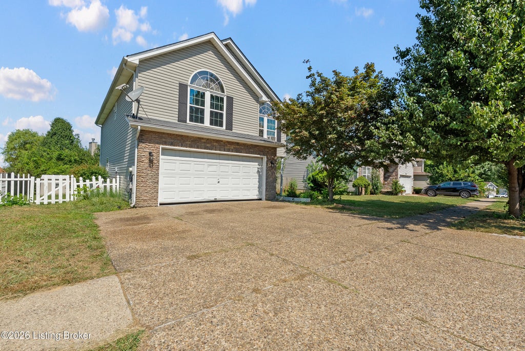 Photo of 7906 Bridlewood Pl, Louisville, KY 40228 (MLS # 1728084)