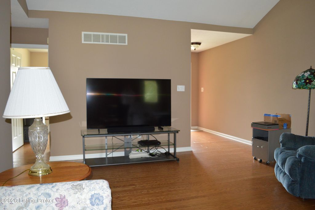 Photo of 4725 Wooded Oak Cir, Louisville, KY 40245 (MLS # 1722281)