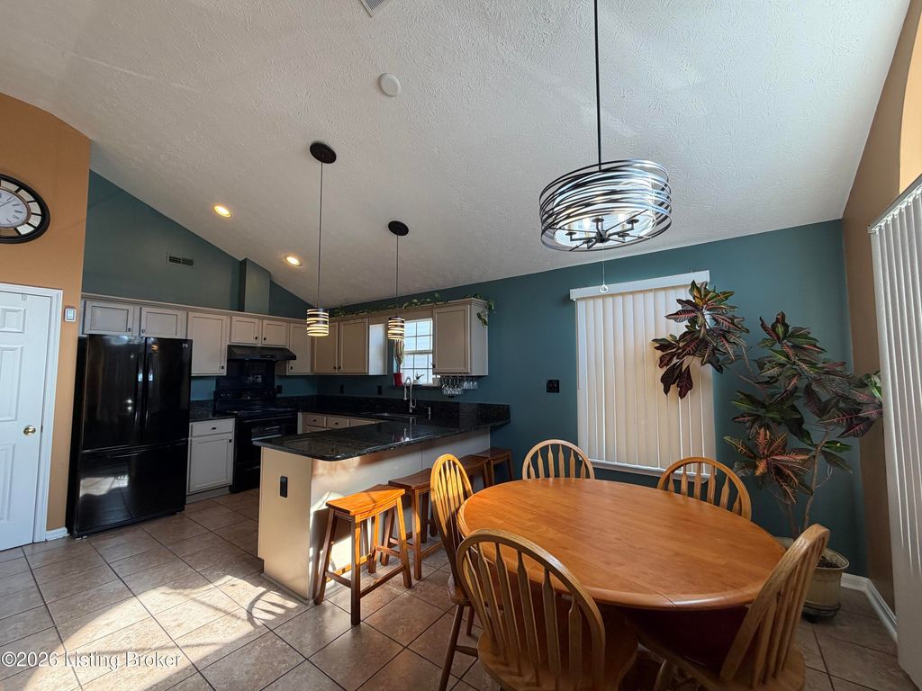 Photo of 6516 Cottagemeadow Dr, Louisville, KY 40218 (MLS # 1717952)