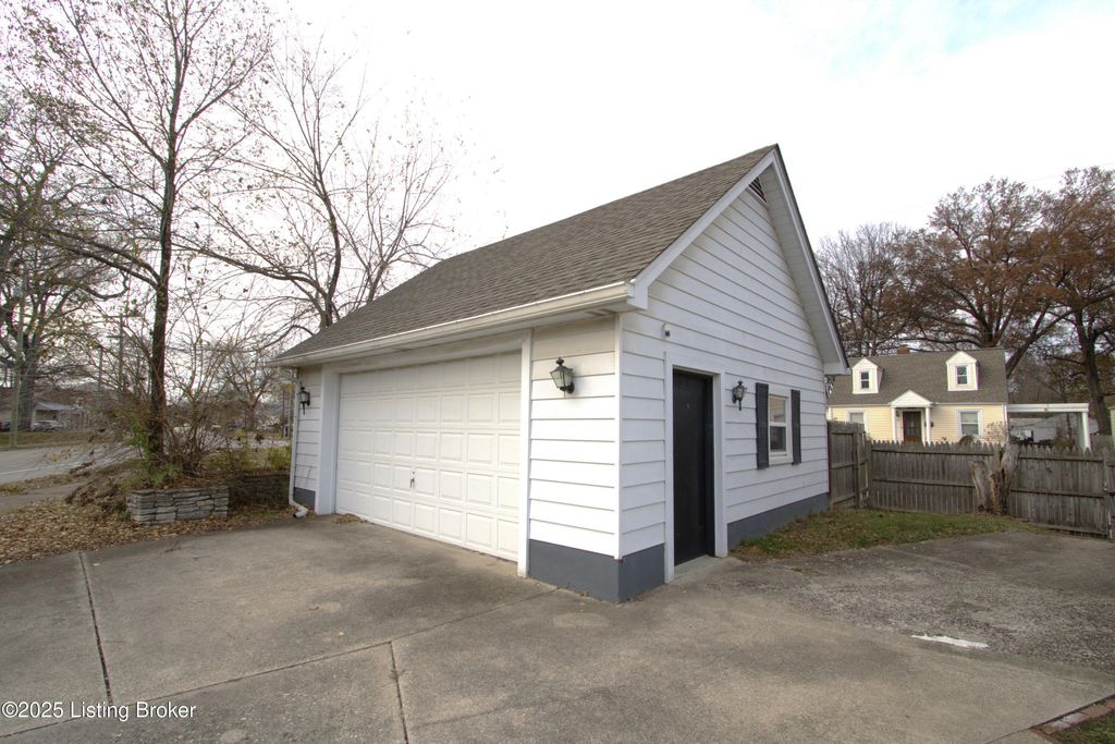 Photo of 1009 W Ashland Ave, Louisville, KY 40215 (MLS # 1704645)