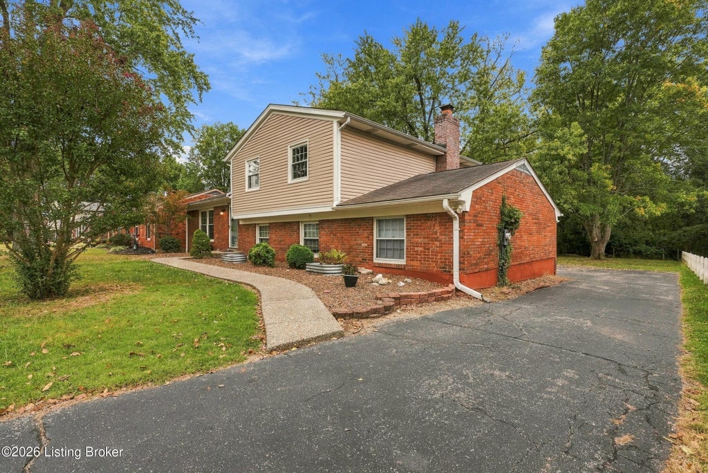 Photo of 8100 Huntsman Trail, Louisville, KY 40291 (MLS # 1731589)