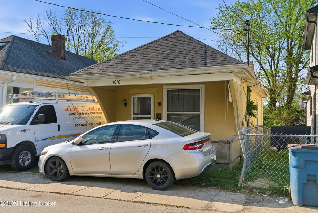 Photo of 1016 High St, Shelbyville, KY 40065 (MLS # 1713771)