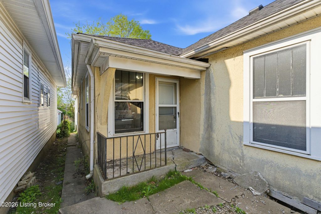 Photo of 1016 High St, Shelbyville, KY 40065 (MLS # 1713771)