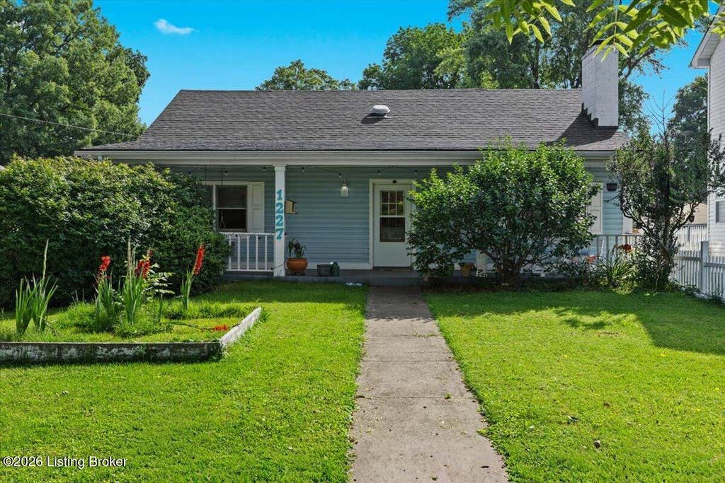 Photo of 1227 Ormsby Ln, Louisville, KY 40222 (MLS # 1722120)