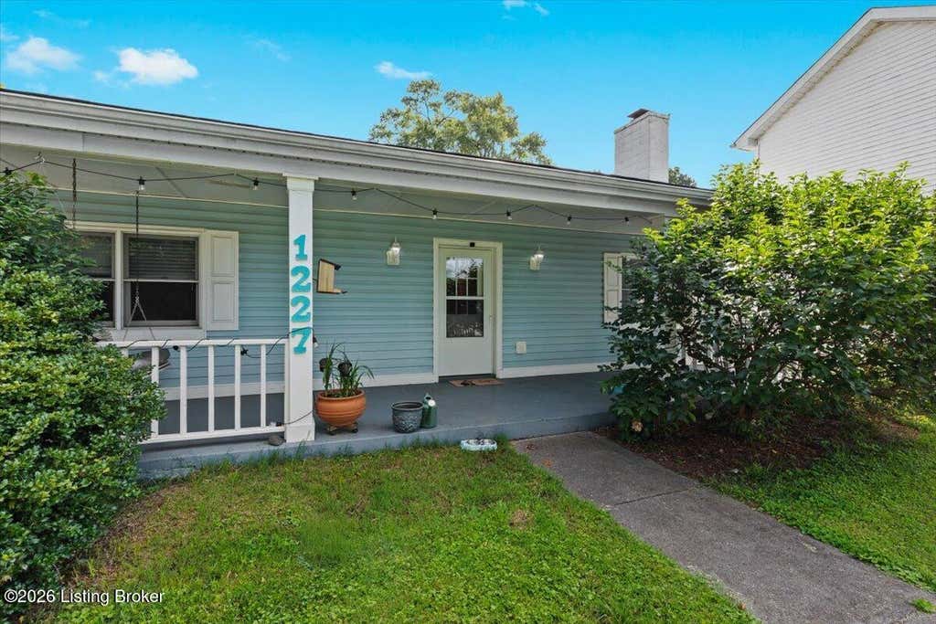 Photo of 1227 Ormsby Ln, Louisville, KY 40222 (MLS # 1722120)