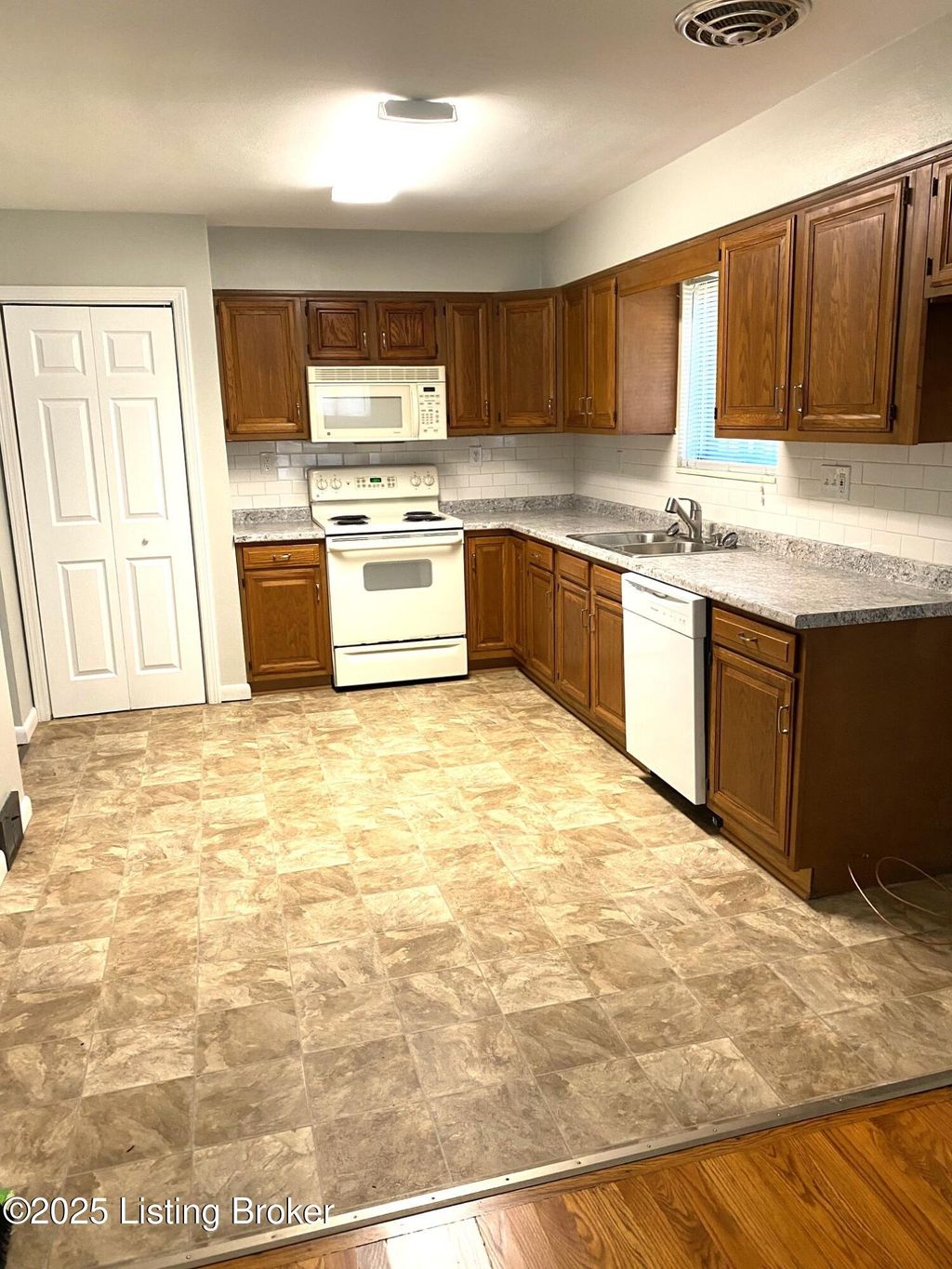 Photo of 1109 Farman Ct, Louisville, KY 40219 (MLS # 1704398)