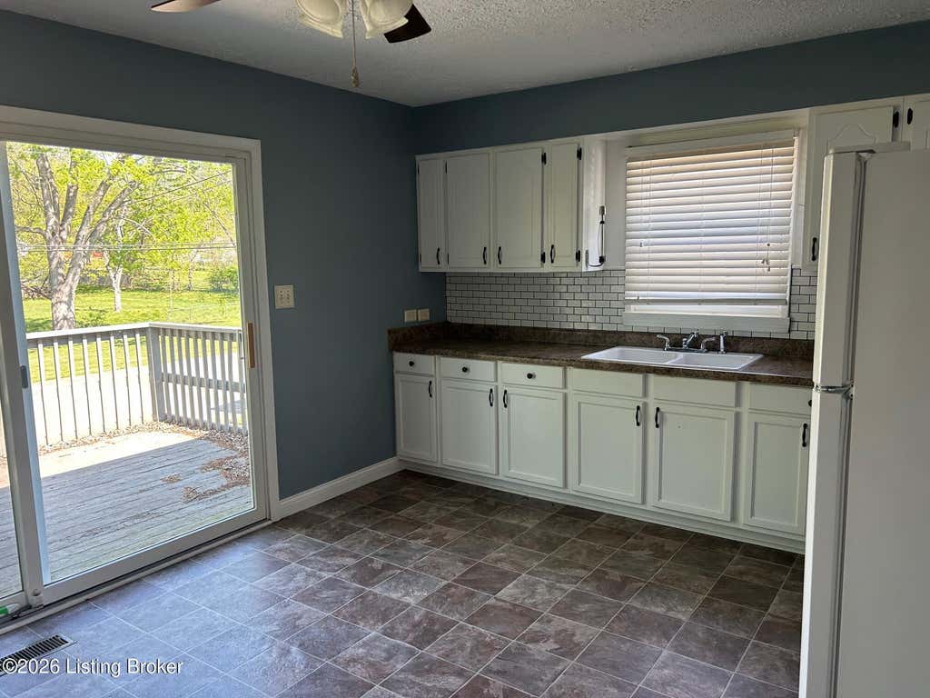 Photo of 508 N Mantle Ave, Elizabethtown, KY 42701 (MLS # 1725322)