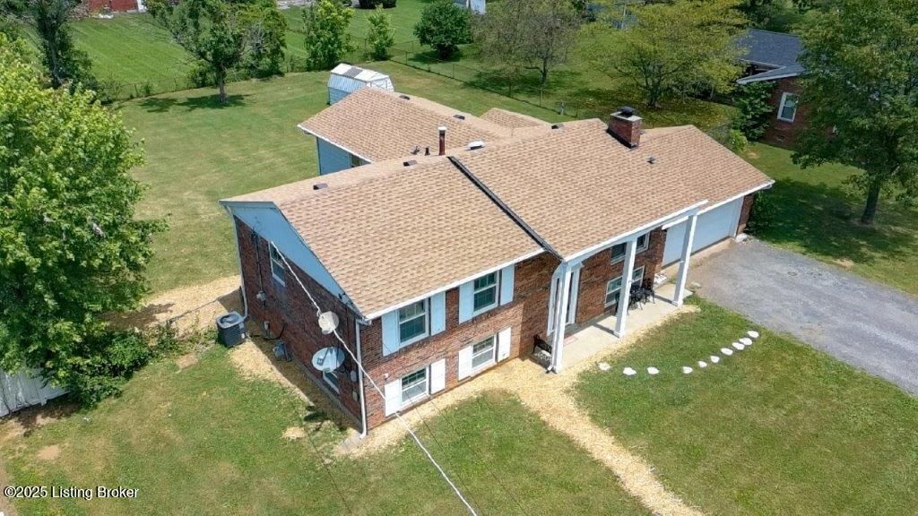 Photo of 825 Crocus Dr, Radcliff, KY 40160 (MLS # 1712241)