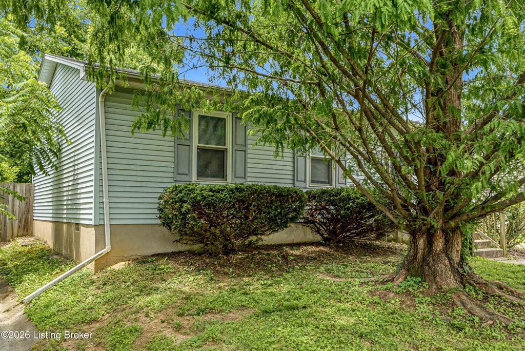 Photo of 10512 Hillpark Dr, Louisville, KY 40229 (MLS # 1721768)