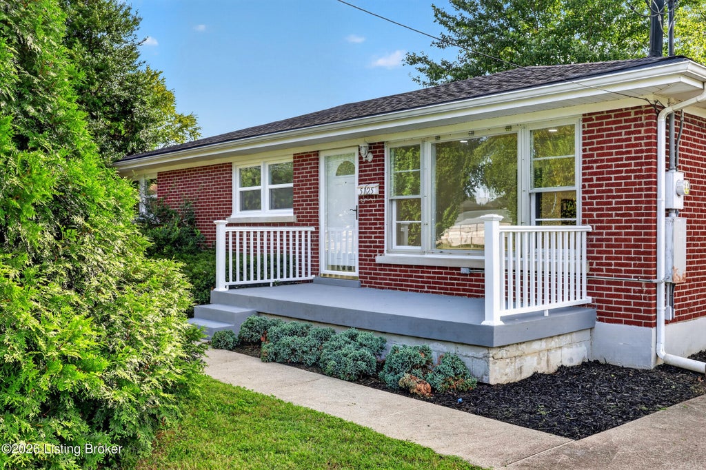 Photo of 5125 Emerald Dr, Louisville, KY 40219 (MLS # 1724326)