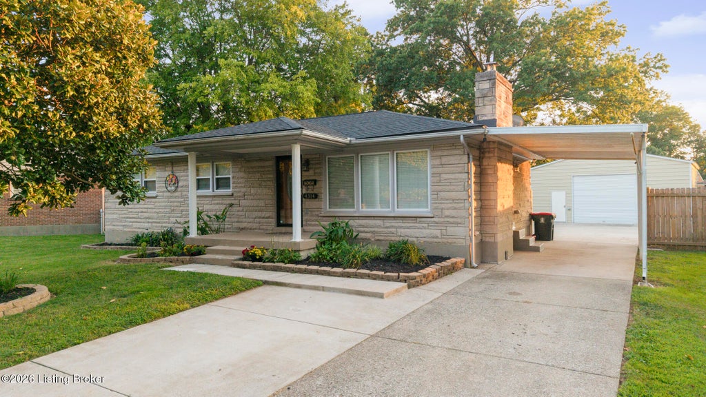 Photo of 4314 Naneen Dr, Louisville, KY 40216 (MLS # 1727638)