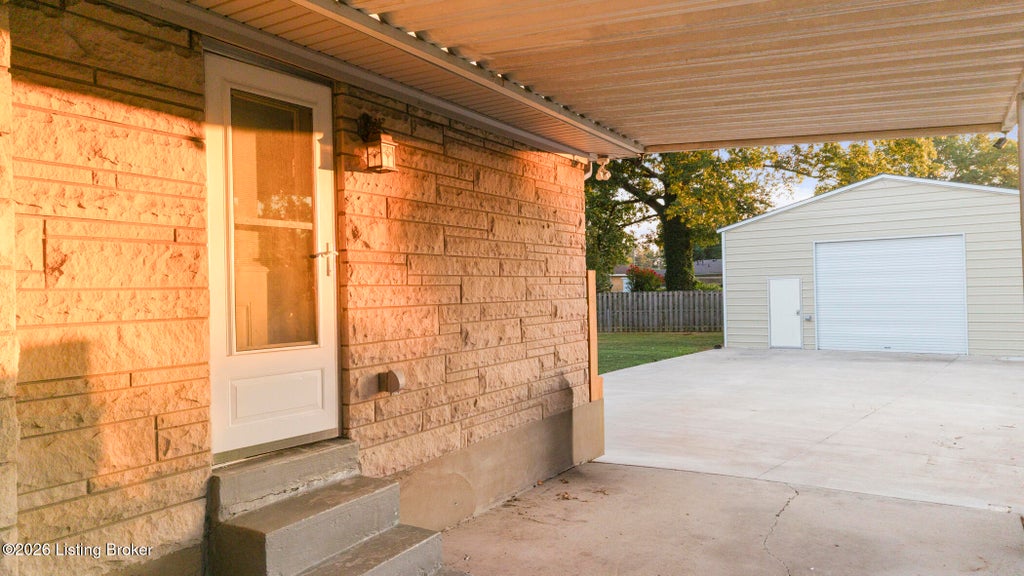 Photo of 4314 Naneen Dr, Louisville, KY 40216 (MLS # 1727638)