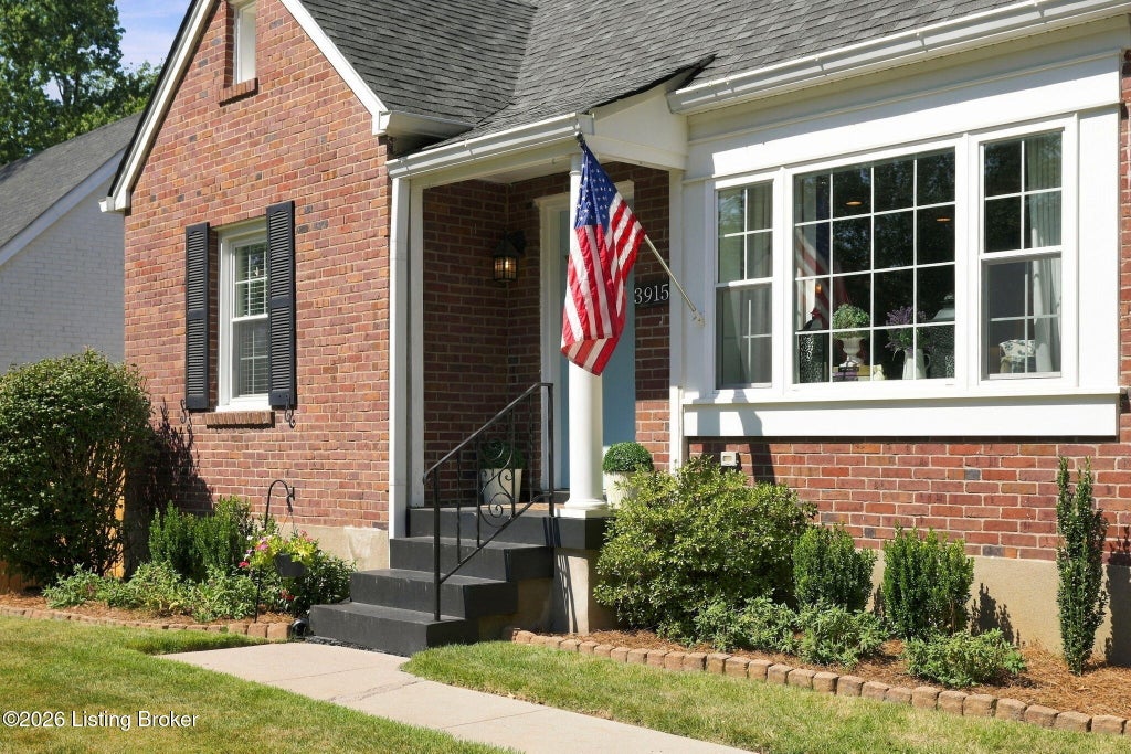 Photo of 3915 Alton Rd, Louisville, KY 40207 (MLS # 1729433)
