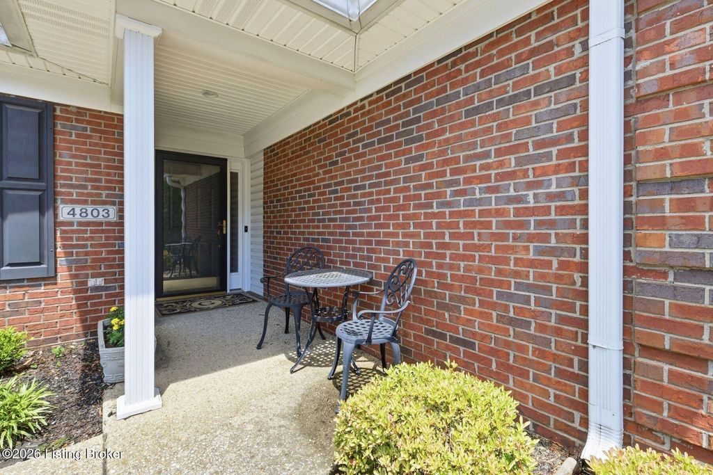 Photo of 4803 Mountblair Ct, Louisville, KY 40222 (MLS # 1716035)