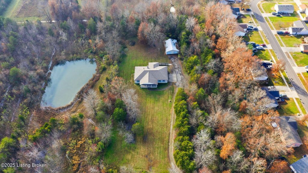 Photo of 413 Beech Grove Rd, Shepherdsville, KY 40165 (MLS # 1704267)