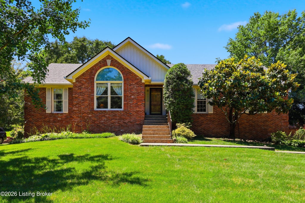 Photo of 329 Comanche Rd, Shelbyville, KY 40065 (MLS # 1723591)