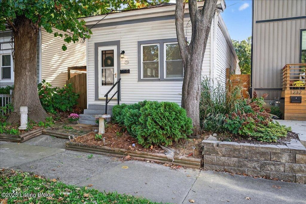 Photo of 1234 Hull St, Louisville, KY 40204 (MLS # 1701837)