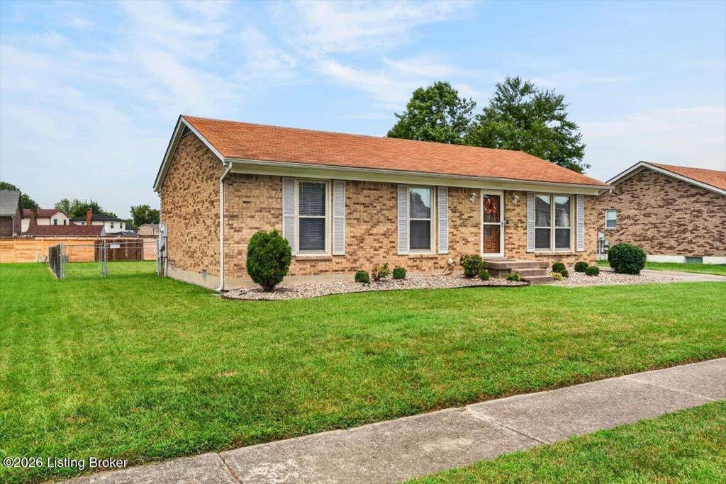 Photo of 4703 Tivis Ct, Louisville, KY 40218 (MLS # 1726253)