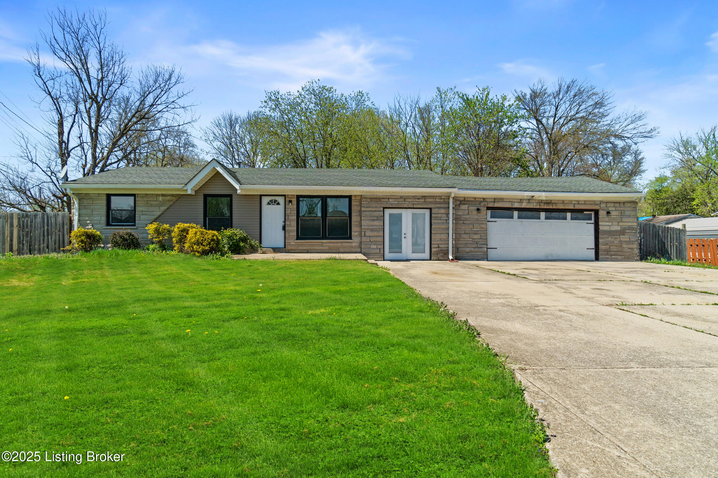 8006 Bramble Ln, Louisville, Kentucky image 1