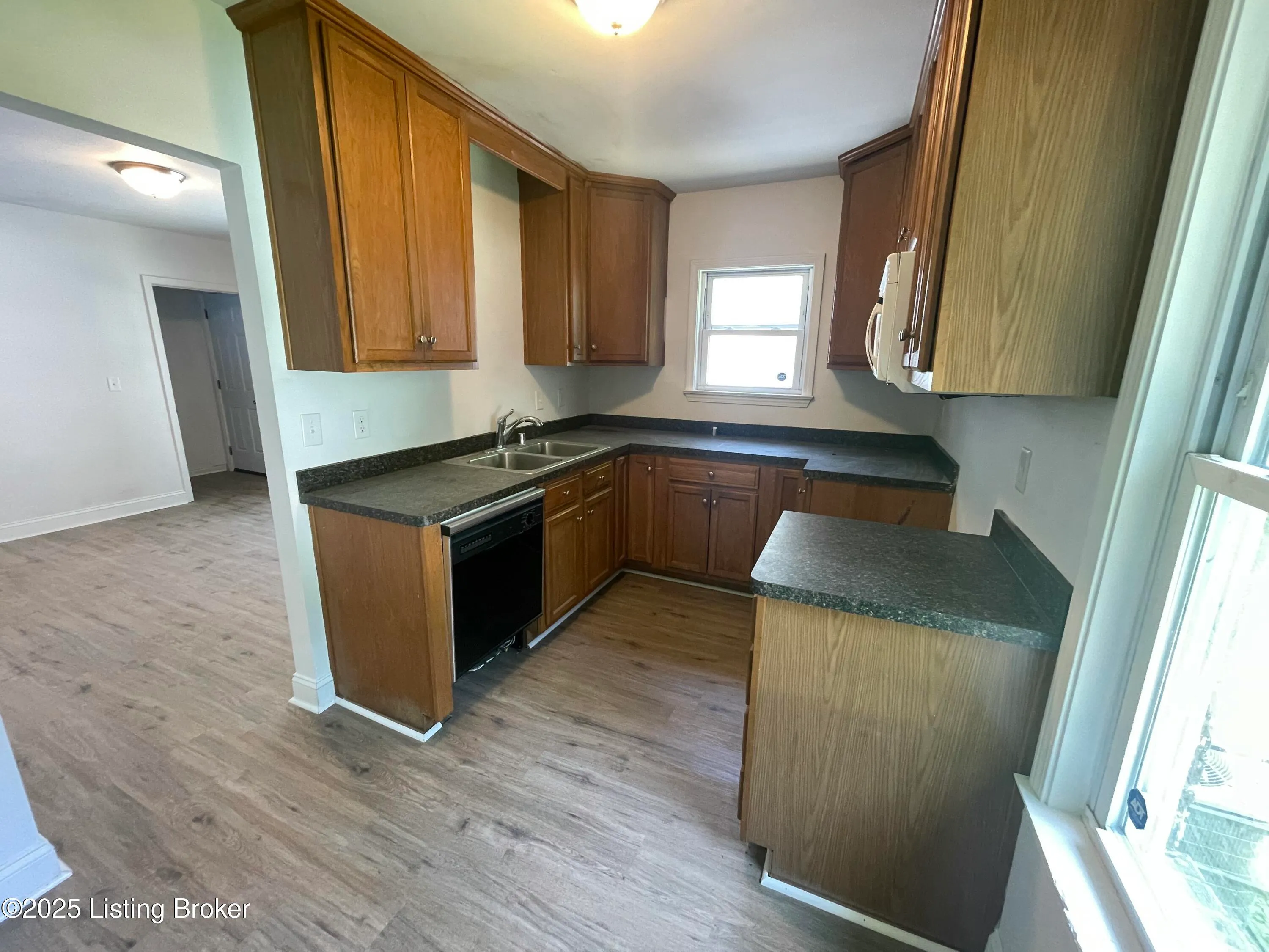 Louisville, Kentucky 40215, United States, 4 Bedrooms Bedrooms, ,2 BathroomsBathrooms,Residential,Active,142759