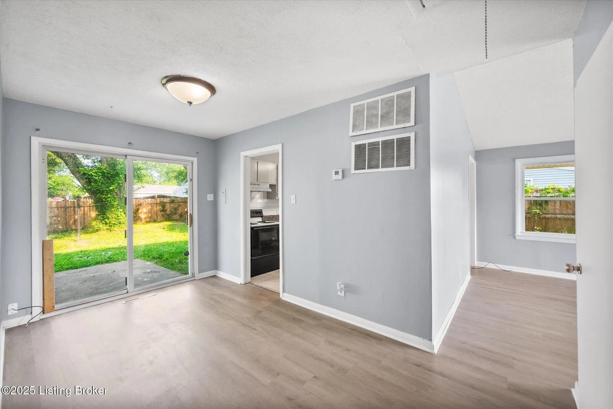Louisville, Kentucky 40218, United States, 3 Bedrooms Bedrooms, ,1 BathroomBathrooms,Residential,Active,147976
