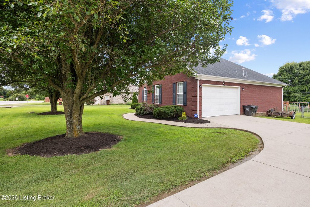 Photo of 135 Lazy River North Pkwy, Shepherdsville, KY 40165 (MLS # 1724033)
