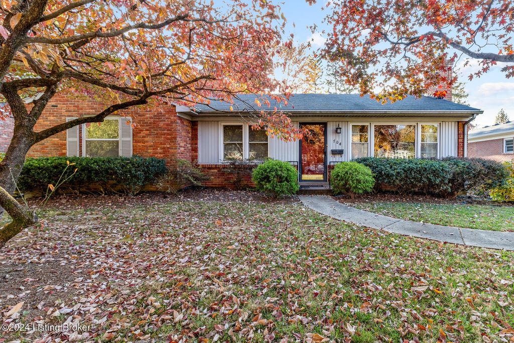 Photo of 704 Indian Ridge Rd, Louisville, KY 40207 (MLS # 1714978)