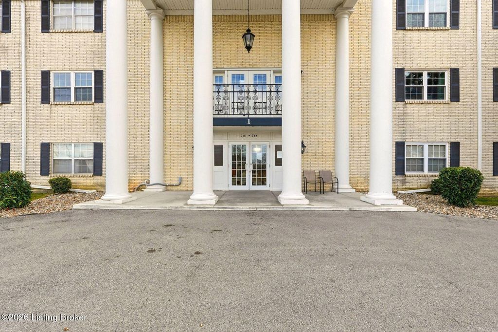 Photo of 239 El Conquistador Pl, Louisville, KY 40220 (MLS # 1707191)