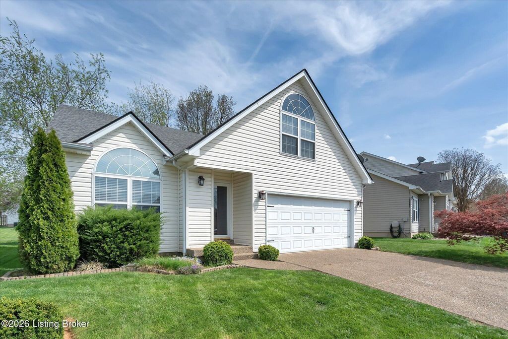 Photo of 3907 Pinoak View Ct, Louisville, KY 40299 (MLS # 1713267)