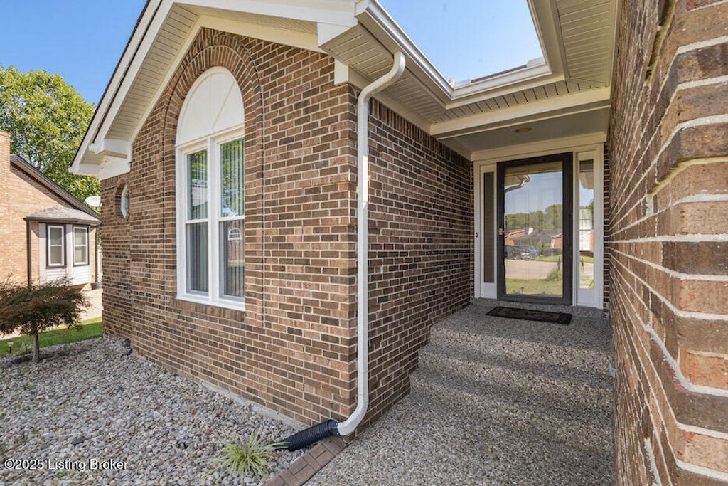 Photo of 10417 Gisela Ct, Louisville, KY 40118 (MLS # 1711102)