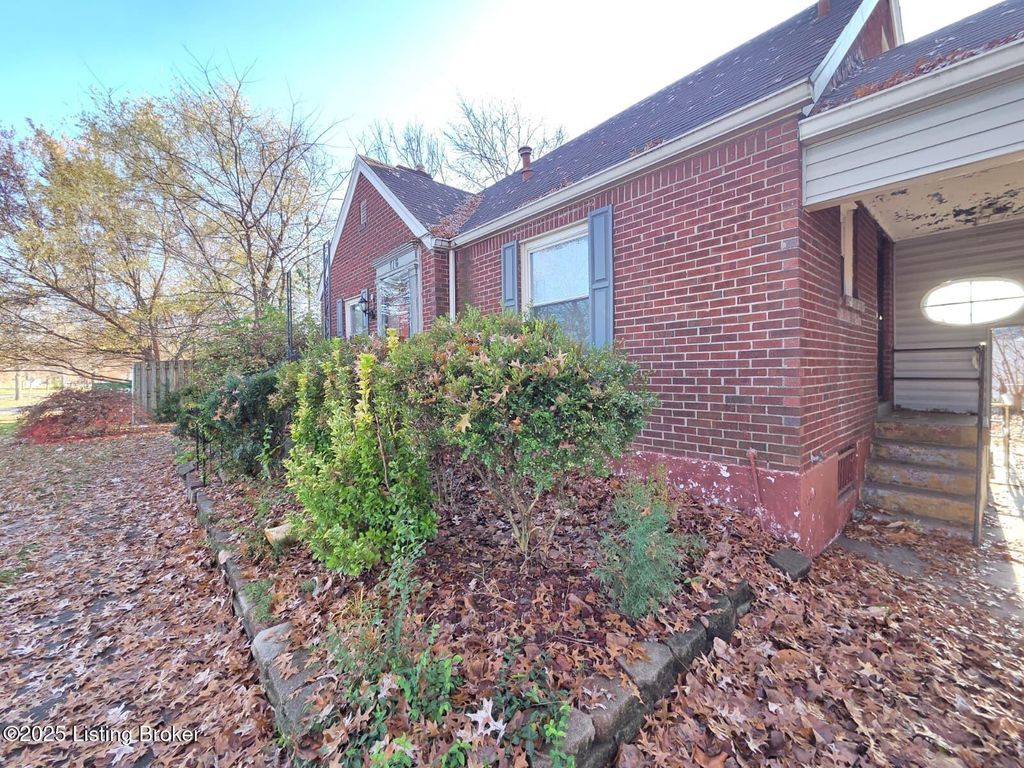 Photo of 716 Algonquin Pkwy, Louisville, KY 40208 (MLS # 1704077)