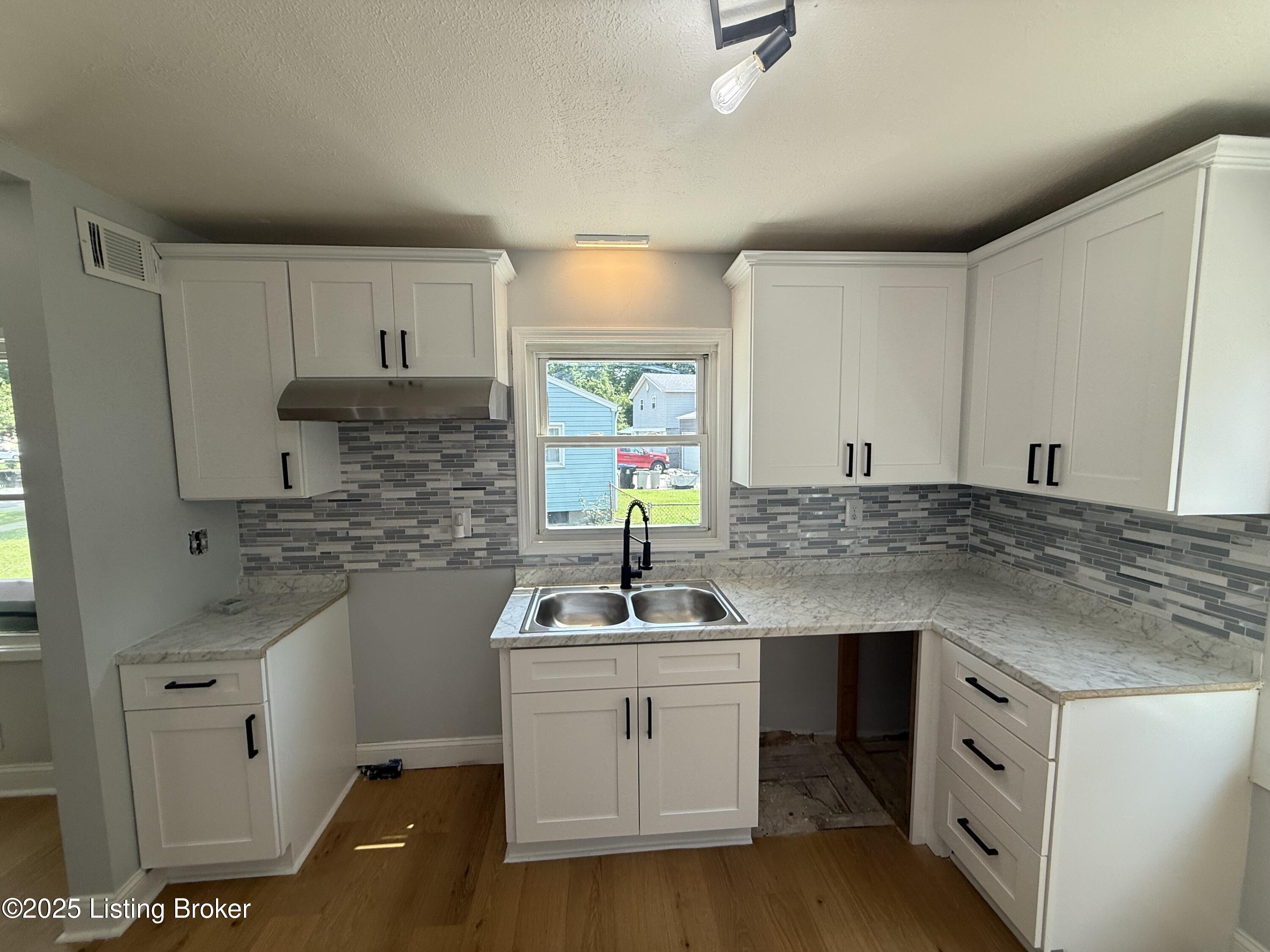 428 W Southside Ct, Louisville, Kentucky image 2
