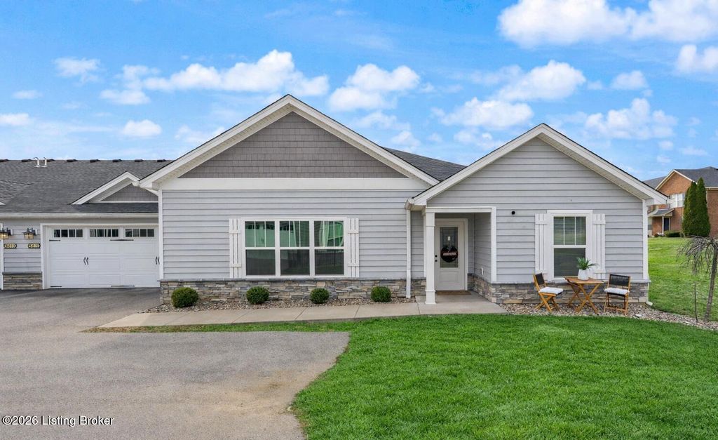 Photo of 5011 Woodridge Lake Blvd, Louisville, KY 40272 (MLS # 1709947)