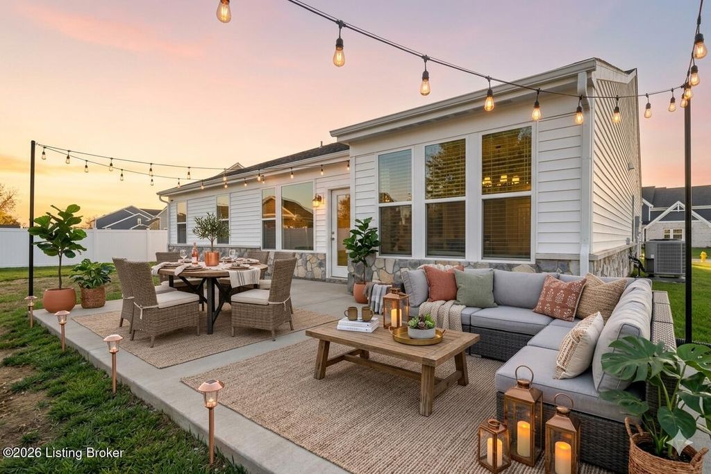 Photo of 334 Bridlewood Dr, Shepherdsville, KY 40165 (MLS # 1711981)