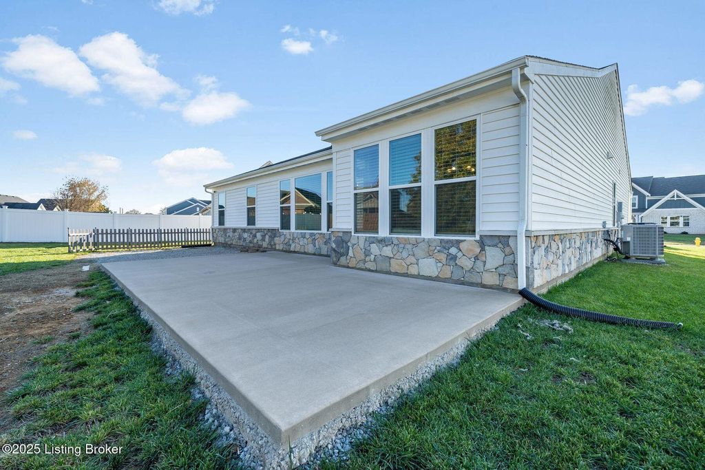 Photo of 334 Bridlewood Dr, Shepherdsville, KY 40165 (MLS # 1711981)