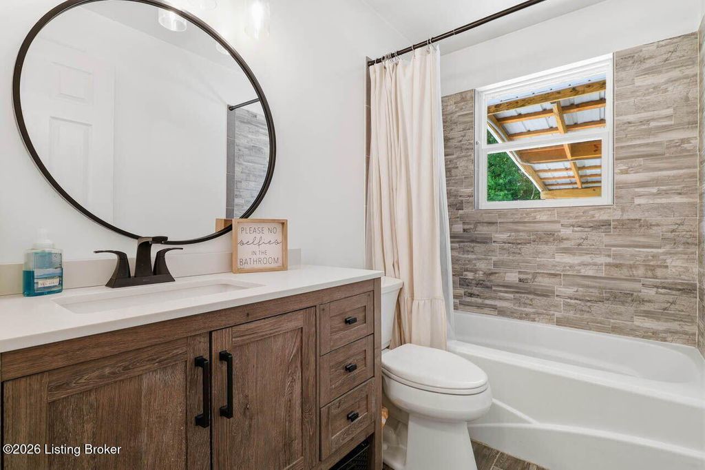 Photo of 3212 1/2 Huberta Dr, Louisville, KY 40216 (MLS # 1714393)