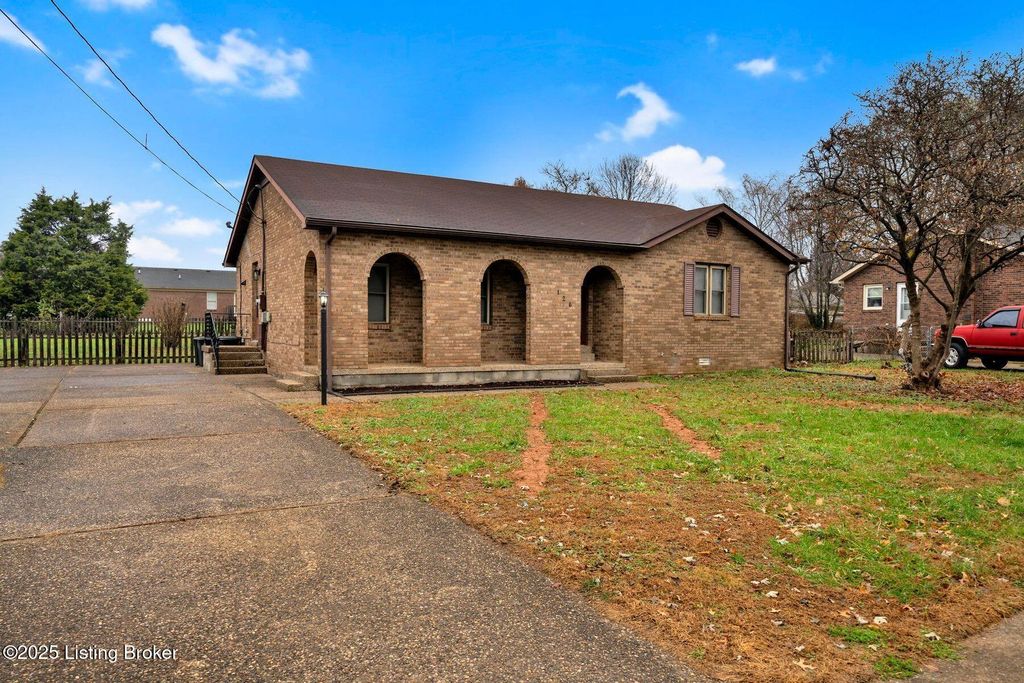 Photo of 126 Scenic Dr, Bardstown, KY 40004 (MLS # 1704069)