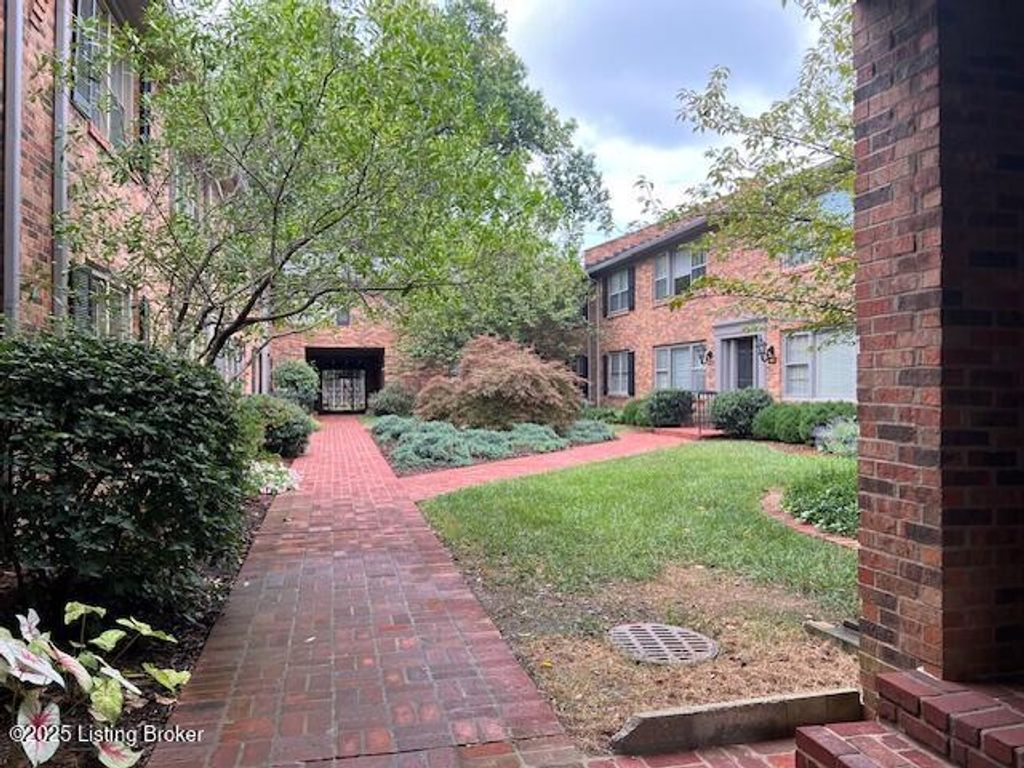 Photo of 3811 Washington Square #1f, Louisville, KY 40207 (MLS # 1717805)