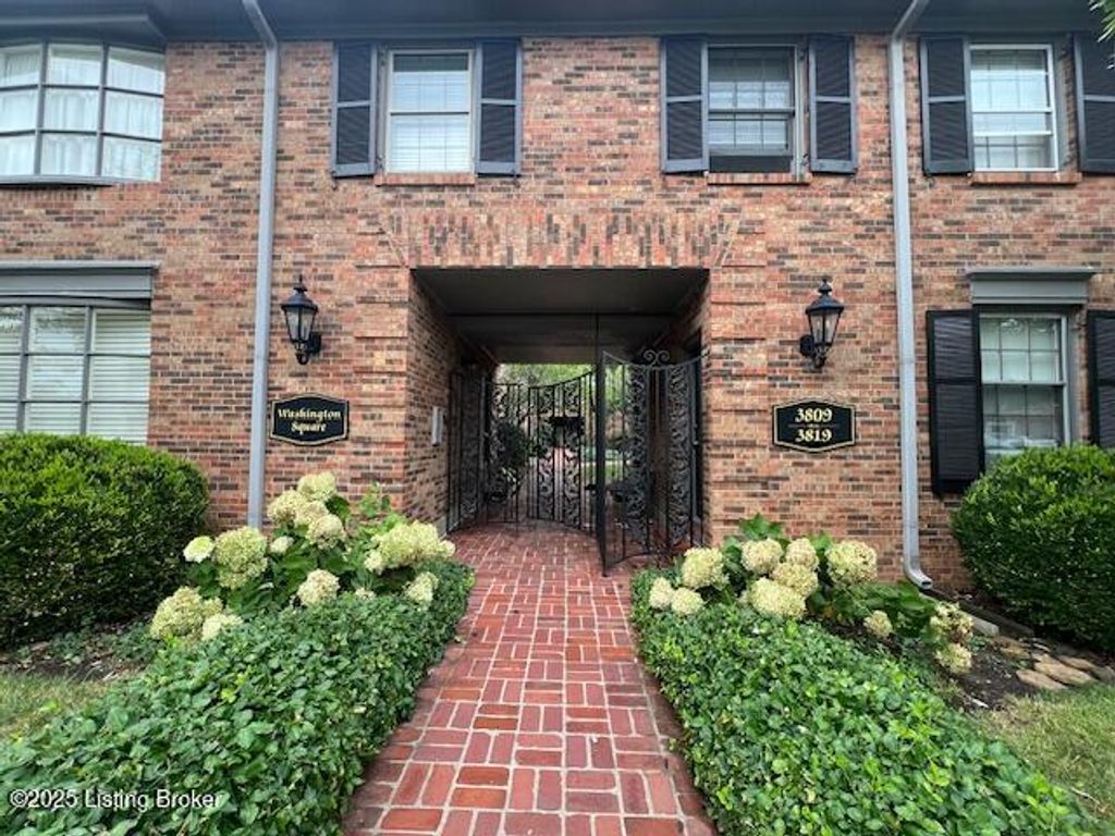 Photo of 3811 Washington Square #1f, Louisville, KY 40207 (MLS # 1717805)