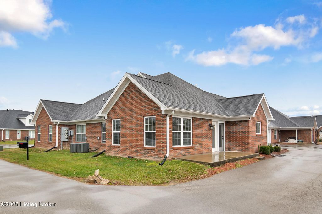 Photo of 505 Eagle Pointe Dr, Louisville, KY 40214 (MLS # 1705471)