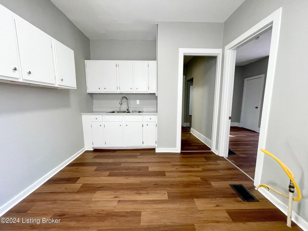 Photo of 3420 Del Park Terrace, Louisville, KY 40211 (MLS # 1706089)