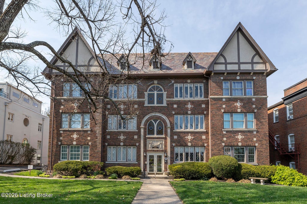 Photo of 2043 Douglass Blvd #APT 21, Louisville, KY 40205 (MLS # 1730981)